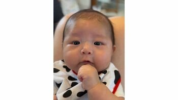 「絶対に寝ないからな」生後3カ月の赤ちゃんがパパからの寝かしつけにあらがう表情が話題！「たまらん 可愛すぎ」「ただものじゃないですね？」【激かわキッズ奇跡の瞬間】