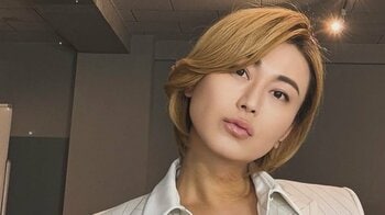 「スタイル良すぎ」氷川きよし ショーパン×タイツのヴィトンコーデ披露！美脚際立つゴージャスなたたずまいに反響「目が離せん♡」