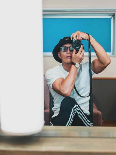 相変わらず筋肉が良い」市原隼人 カメラを構える“腕の筋肉”に絶賛の嵐