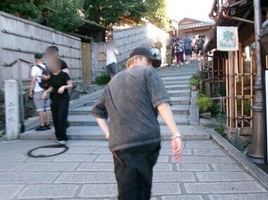 岸優太 “変装なし”で京都満喫のオフショット大量公開！自然体あふれる