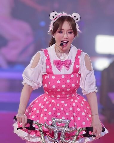 あゆしか勝たん！」浜崎あゆみがパンダに！？高層ビルの壁一面に「I