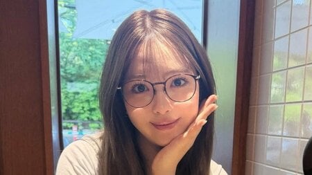 藤田ニコル 生後1ヵ月長女とベビーカーでのお出かけショット公開！パーカー×デニムのカジュアルコーデで優しく見つめる姿に「すっかりママの顔ですね♡」