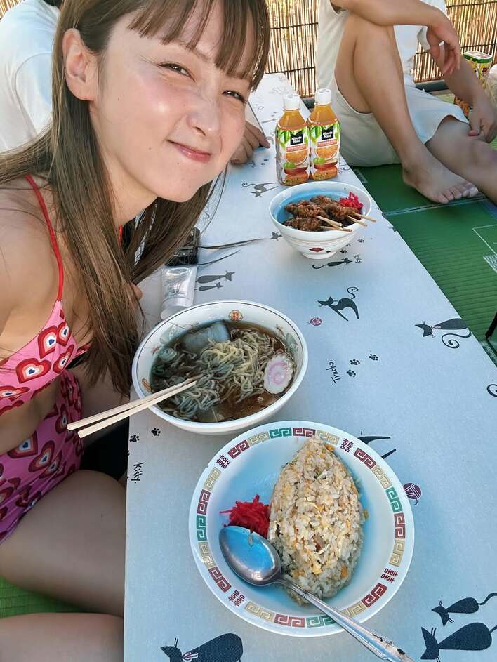 【画像5枚】「腹筋健在ですごい！」Dream Amiの美スタイル際立つ海でのビキニ姿を見る