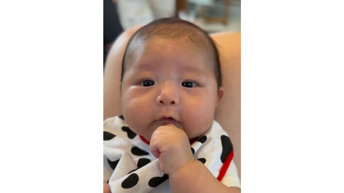 「絶対に寝ないからな」生後3カ月の赤ちゃんがパパからの寝かしつけにあらがう表情が話題！「たまらん 可愛すぎ」「ただものじゃないですね？」【激かわキッズ奇跡の瞬間】