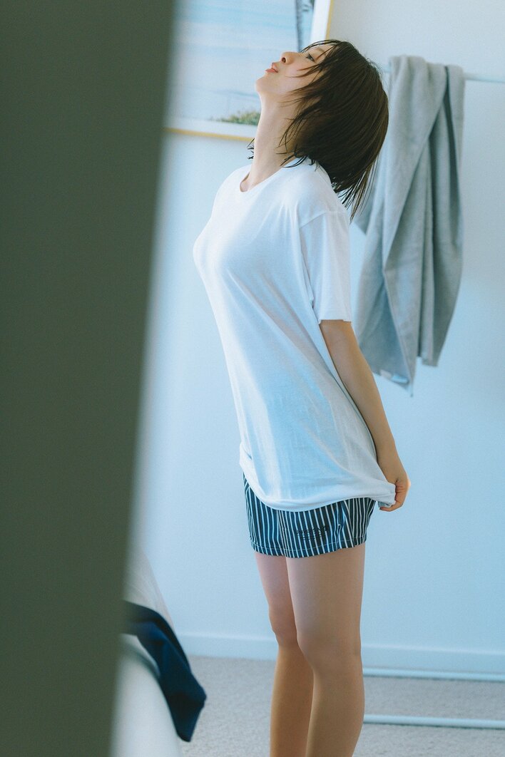 日向坂46・富田鈴花 サーフテイストな水着カット解禁！ 太陽に照らされ