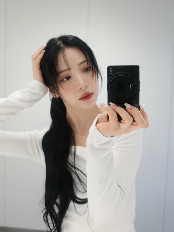 オーラ半端ない」NiziU・MAYA 美ウエスト見せの透明感抜群ショット公開