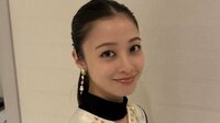 橋本環奈 マネージャーに見せたオフ感漂うとびっきりの笑顔に反響！「デコ出し珍しい」雰囲気変えたオールバックのヘアスタイルに「惚れ直しちゃう！」