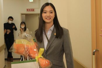 『さくらの親子丼』新川優愛＆山崎静代がクランクアップ！「最後の2週間ぐらいは特に寂しさが募りました」（新川）