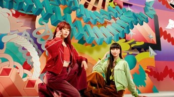 CM初出演のCocomiが親友のアイナ・ジ・エンドと“首振りダンス”！息ぴったりのコラボレーションを披露し、アイナも「神業だった」とビックリ