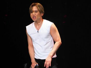 堂本光一『Endless SHOCK』ファイナル公演が開幕！体重増加でセクシーになった肉体を前田美波里が「お尻がキレイッ♡」とべた褒め