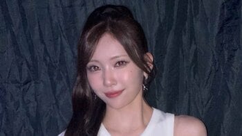 NiziU・MAYUKA へそピがキラリ 引き締まった腹筋披露！スタイル際立つライブオフショットに「スタイル良すぎ」