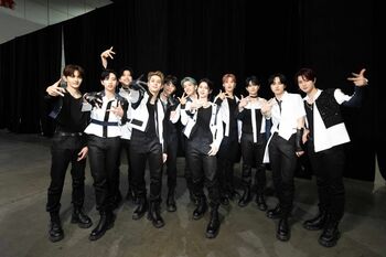 INI、初の有観客海外パフォーマンス！メンバー全員が英語で自己紹介