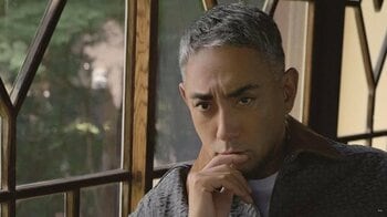 「文豪みたい」市川團十郎 窓辺や縁側での“決め決めショット”公開！上品さあふれるコーデに「ダンディ」「何回も見直しました」