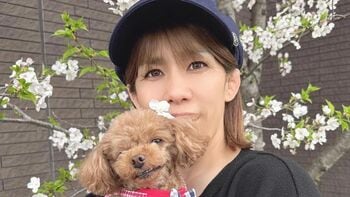“霊長類最強”の吉田沙保里　アスリートばりに元気な愛犬と戯れ溺愛ぶりを公開　犬目線で床に張って遊ぶシーンも
