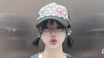 あのちゃん ミニ丈×ルーズソックスの美脚ショット披露！スタイルの良さ際立つ個性的な私服コーデ