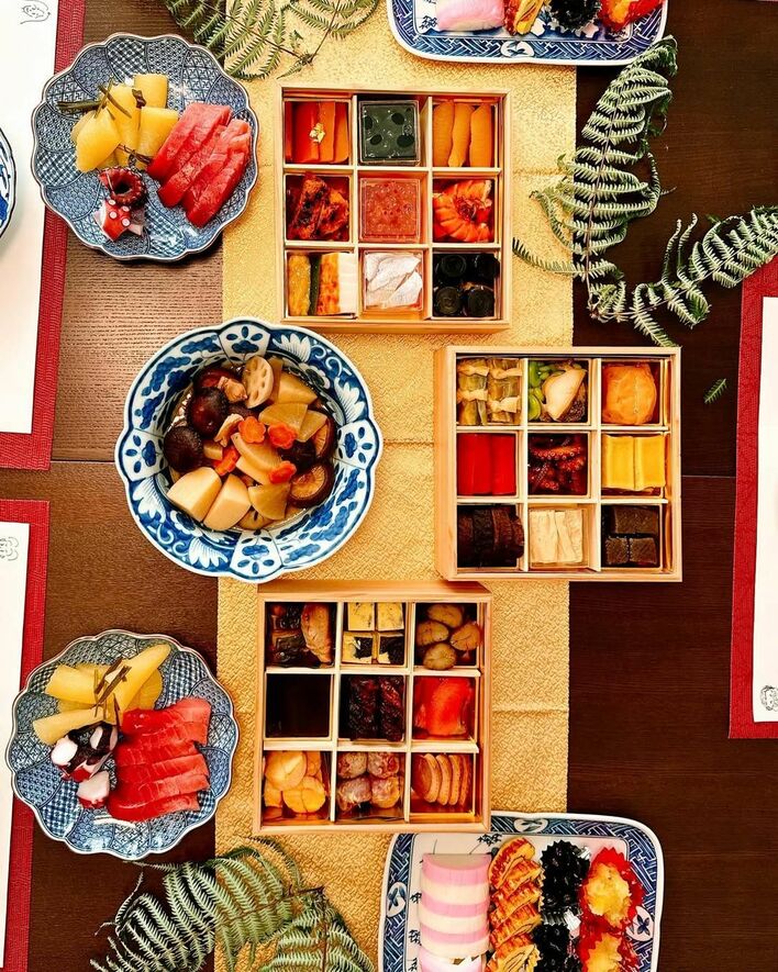 板野友美 娘と祖母の“90歳差ミニオンポーズ”＆豪華おせちも公開