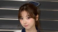 NiziU・MIIHI “別人級”の透明感抜群ビジュアル公開！三つ編みツイン＆“絶対領域”見せコーデのクールな表情に「振り幅ギューンッすぎる！」
