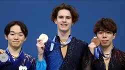 “涙出る”鍵山たちのスポーツマンシップあふれる姿が話題！「これだから試合を見るのは…」世界が泣いた演技後のハイライト【ミラノ・コルティナ五輪】