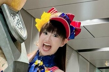 かつみ♥さゆり・さゆり(57) “モンスター級”の美脚を披露！ミニ丈衣装でモンハンの巨大武器持つ姿に「キャラクターのスタイルやん」