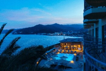小田急線の車内から、秋の湯河原へ。「HOTEL SWAY yugawara」が“合言葉”付きつり革広告を開始