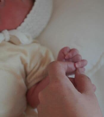 「産後とは思えない美しさ」登録者数120万人超“美のカリスマ”が第4子出産！誕生した娘との顔出し家族ショットを公開