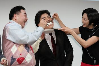 小澤征悦 W妻役の塚地武雅＆本上まなみに“あ～ん”され「2倍美味しかった」と笑顔