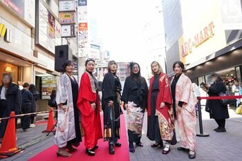 渋谷センター街が１日限りの“着物ランウェイ”に。伝統×トレンドの「SHIBUYA TSUMUGI」が、ストリートで魅せる現代の着物ファッションショーを開催。