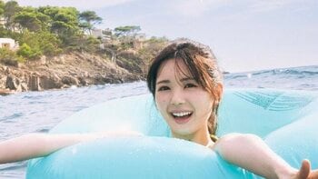 【新カット解禁】地中海を浮き輪で泳ぐ姿を公開！乃木坂46・筒井あやめ「海に吸い込まれそうで怖かった」1st写真集『感情の隙間』