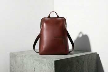 一枚革の立体美で仕上げた「アンティーク トライアングル バックパック」が新登場。