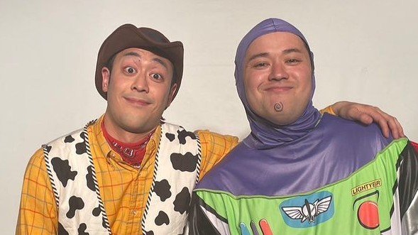 トイ・ストーリーものまね芸人 “ベビライトイヤー”との親子2S公開！はじめ 芝生の上でおそろい“バズ”コスプレ披露に「尊すぎませんか」