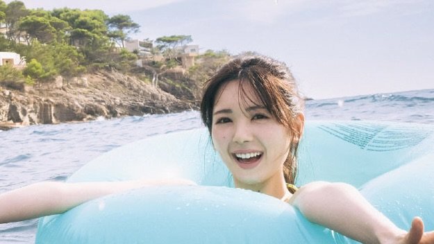 【新カット解禁】地中海を浮き輪で泳ぐ姿を公開！乃木坂46・筒井あやめ「海に吸い込まれそうで怖かった」1st写真集『感情の隙間』