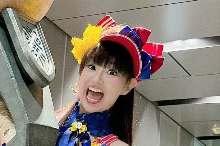 かつみ♥さゆり・さゆり(57) “モンスター級”の美脚を披露！ミニ丈衣装でモンハンの巨大武器持つ姿に「キャラクターのスタイルやん」