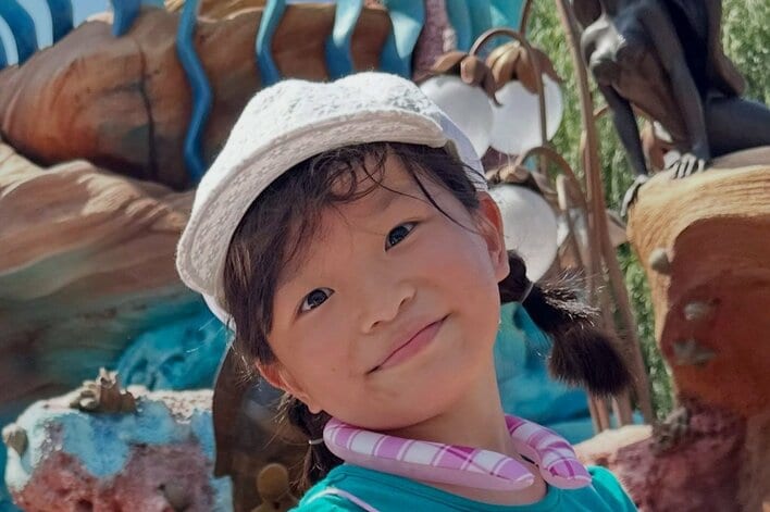 ののちゃん ディズニーで“滝修行”！？姉妹でシンクロした独特な水遊びする様子に「面白すぎる」「すごい浴びてる」