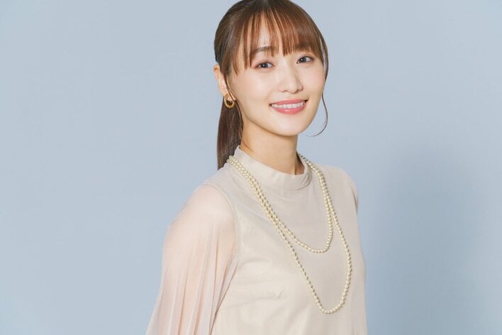 【写真】櫻坂46卒業後の変化について語る菅井友香の撮りおろしカットを見る