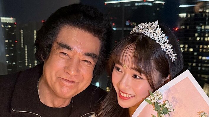 「この親子強すぎぃ！」藤岡弘、の三女・舞⾐ “顔のパーツそっくり”な父娘ショット公開！ほっぺたをくっつけた“ゼロ距離”の18歳誕生日のお祝いに絶賛の嵐