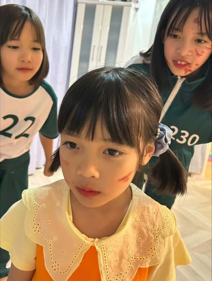 【画像13枚】「姉妹そっくりすぎる!」話題の子役・倉田瑛茉 姉2人との“イカゲーム仮装”ショットで「理不尽なヨンヒ」を演じる姿を見る