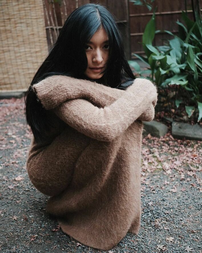 deicy♡ローラ着用ふんわりニット ローラ こだわりのロングニットワンピース姿でアーティスティックな
