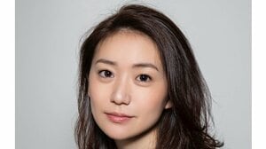 大島優子が純白ドレスで登場し会場が一面緑色に！井上ヨシマサの伴奏で『泣きながら微笑んで』AKB48結成20周年記念コンサート最終日