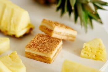 しっとりクッキーとパインが香る濃厚生キャラメルの絶妙なハーモニー。ひと口で夏気分が広がる、春夏だけの特別な「横濱レンガ通り」が今年も登場。