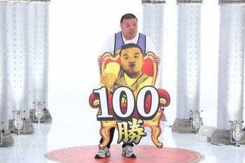 セルライトスパ・大須賀健剛が100勝達成！名作モノマネ“些細なことで喜ぶボブ・サップ”がプリントされたお祝いボードでニッコリ