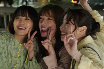 仲里依紗・のん・深川麻衣「昨日はファミレスで語り明かした（笑）」息ぴったりの3人がアイス食べ歩きの約束も！35歳女性のリアルを描く『Tokyo middle 30』インタビュー