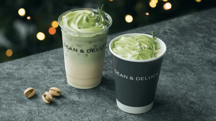 【DEAN & DELUCA 岡山】ピスタチオ・抹茶・ホワイトチョコレートを丁寧に重ね、フレッシュなローズマリーの香りで奥行きを添えた「抹茶ピスタチオ＆ホワイトチョコレートラテ」冬限定で登場
