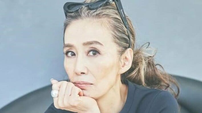 【画像3枚】萬田久子 驚異の身体能力際立つ 逆さ吊りのエアリアルヨガ姿を見る