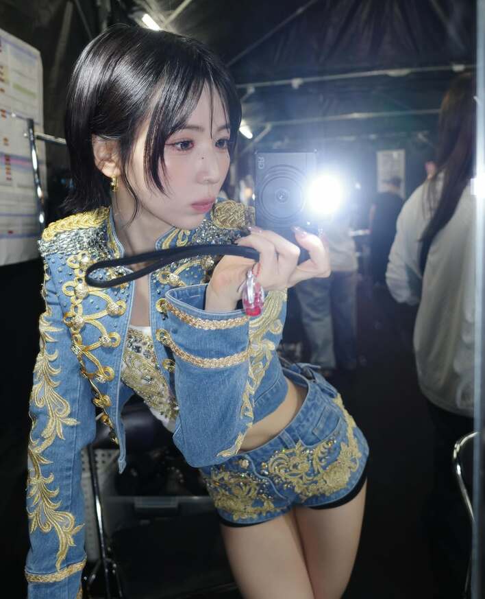 NiziU・MAYA 引き締まった腹筋＆美脚際立つスタイル抜群ショット公開