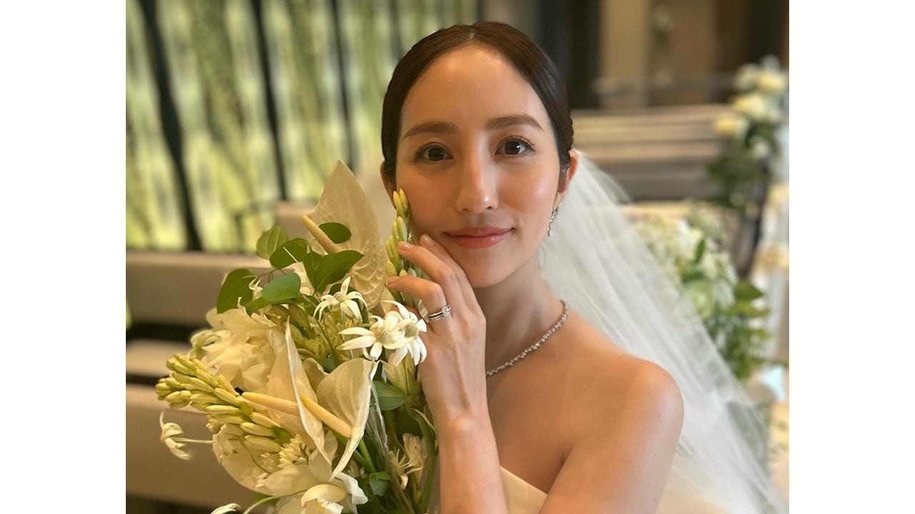 旦那様高身長！？」堀田茜 結婚式ショットを公開！大胆に背中を披露