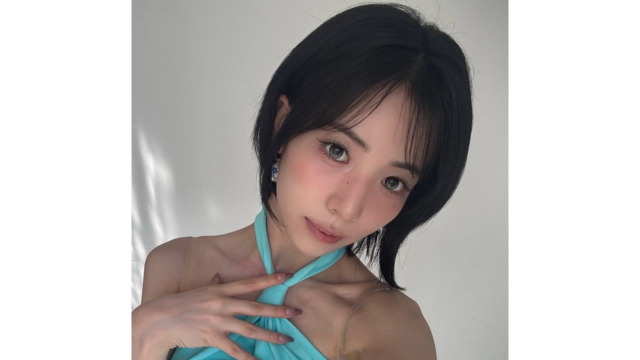 NiziU・MAYA ヘソ出し＆ミニスカの“抜群スタイル”披露！黒髪ロングの