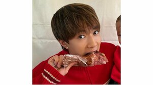 「やっぱ似てる」ばんばんざい・ぎし 0歳長男とのリンクコーデを披露！食べ物を見つめる姿から険しい表情も！？「なにがあったの笑」