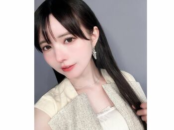 益若つばさ　美容ルーティンを公開　透明感あふれるツヤツヤ黒髪を披露！足裏の角質もスペシャルケア