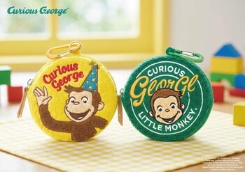 世界中で愛される『おさるのジョージ』から、もこもこ素材が可愛い「カラビナ付きさがらミニラウンドポーチ」が新登場！