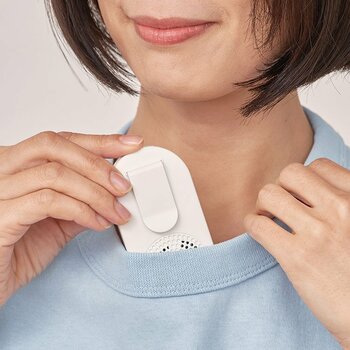 テレビやメディアで多数紹介され爆発的ヒット！累計販売台数約10万台の「襟エアーファン」に冷却プレート付きの新モデルが登場。「ペルチェ冷却機能襟エアーファン」をLife on Productsより新発売